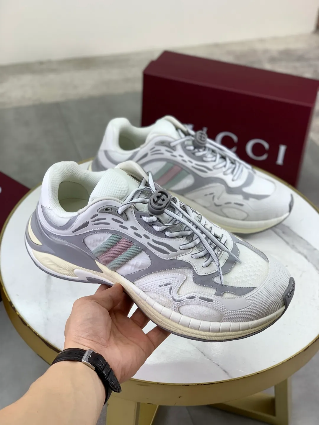 Men's shoes 💰P980 new style 💰 Gucci, couple style, women's style will be released later, new 2.0 futuristic sneakers‼ ️A pair of subversive sneakers is here. Gucci 2.0, a full series of 4 colors with key investment, smart silhouette: slightly curved forefoot design, you can clearly feel the propulsion when commuting and trotting, and it can enhance the sense of line extension when paired with wide-leg pants or cycling pants. EVA thick soles not only have a comfortable height-increasing effect, but also reduce weight (it actually lasts 3 hours of shopping without tiring your feet!) Highlight moments for lazy people: 2. Just choose it for airport wear! You can take them off in seconds after passing the security check (you can put them on as soon as you lift the heel strap), because the shoes come with a sliding buckle, so no need! ! Tie your shoes. Really achieve the sense of relaxation that goes with you. Size: Female 35-40 Male 39-45